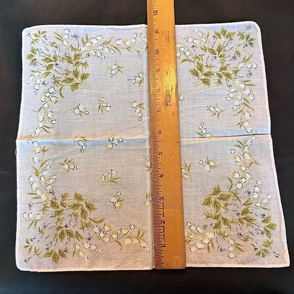 Vintage Floral White and Tan Printed Ladies Handkerchiefs set of 5. - Picture 11 of 11